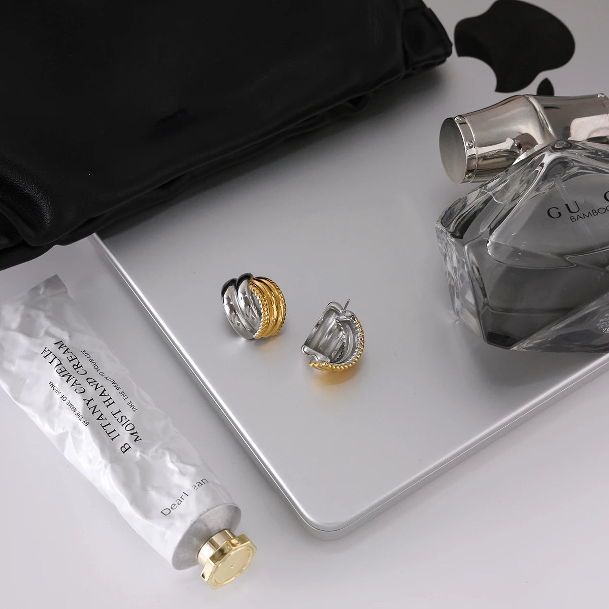 TÉVA Minimalist Two-Tone Earrings